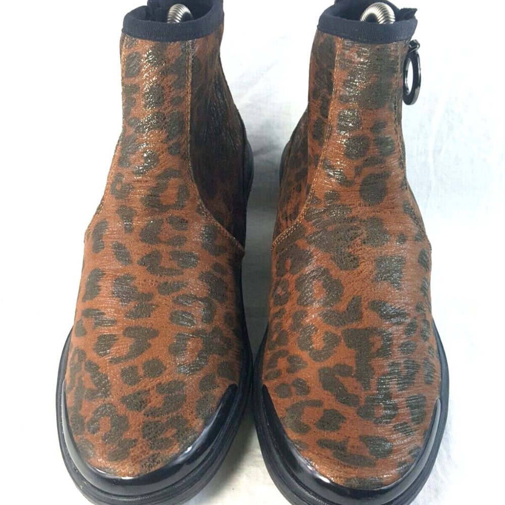 BZees Women's Ankle Booties Brown Animal Print Fabric Upper Size 7 M - Picture 2 of 7
